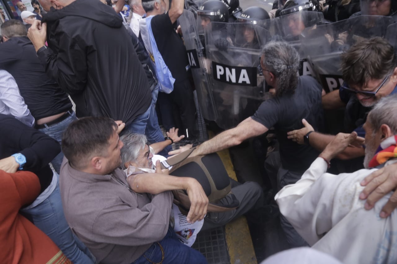 RICARDO CARRIZO: “NOS METIMOS EN EL MEDIO PARA EVITAR QUE LE PEGUEN A LOS POBRES VIEJOS”