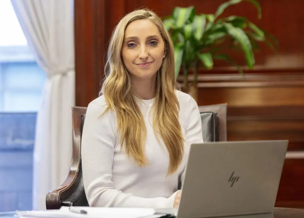 JULIA STRADA: “CON EL MARCO TEÓRICO DE MILEI NOS ESPERA MÁS AJUSTE”