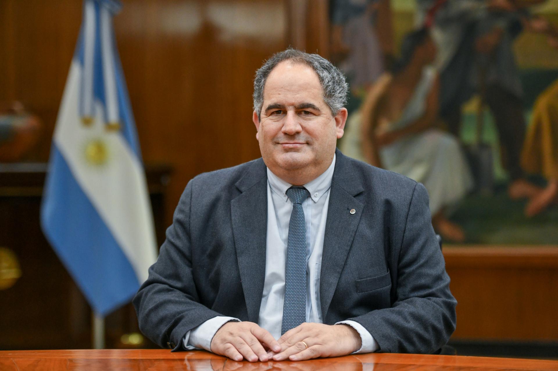 AGUSTÍN LODOLA: "LOS ECONOMISTAS NOS TENEMOS QUE PONER LAS PILAS"