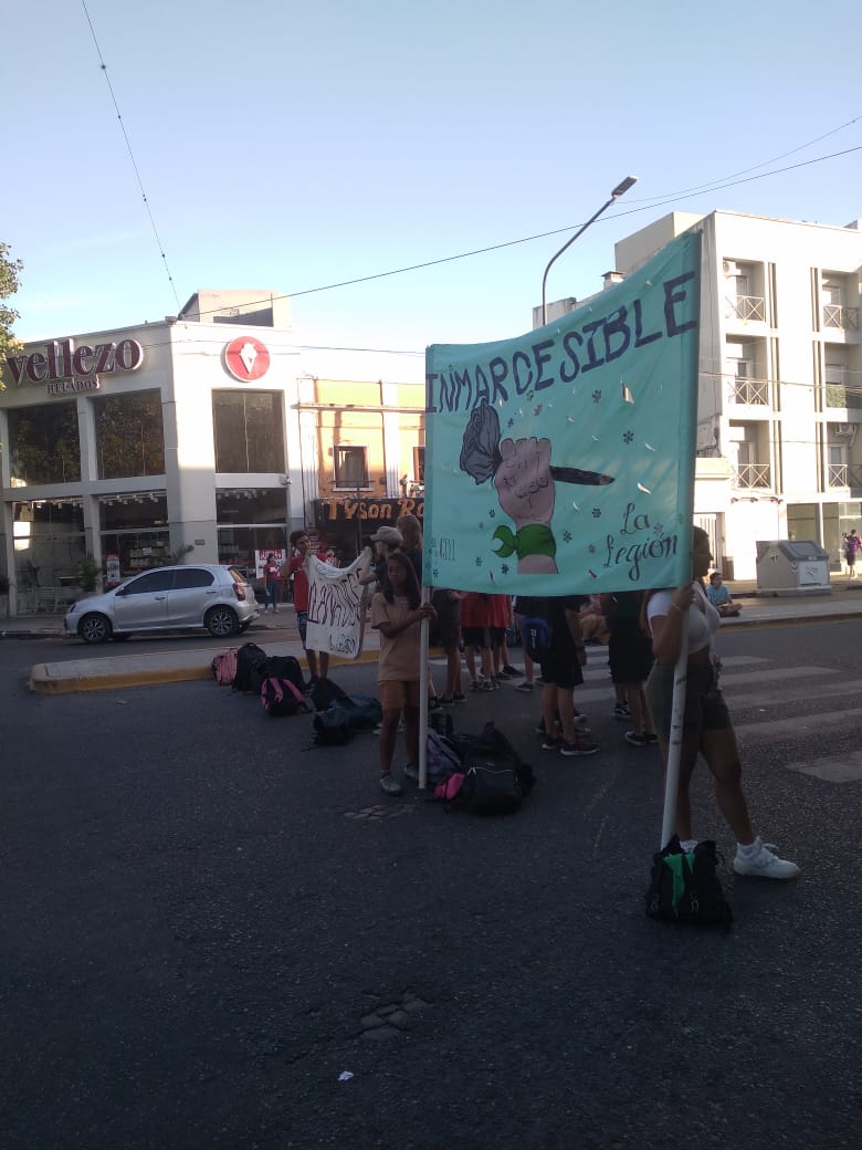 ALUMNOS DE LA LEGIÓN RECLAMAN VENTILADORES EN LA INSTITUCIÓN