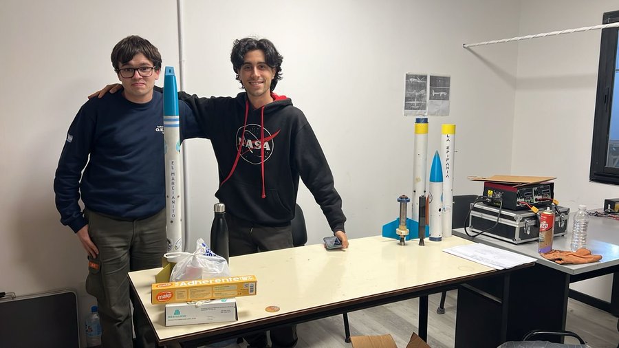 ALUMNOS DE INGENIERÍA CREARON UN GRUPO DE COHETERÍA EXPERIMENTAL