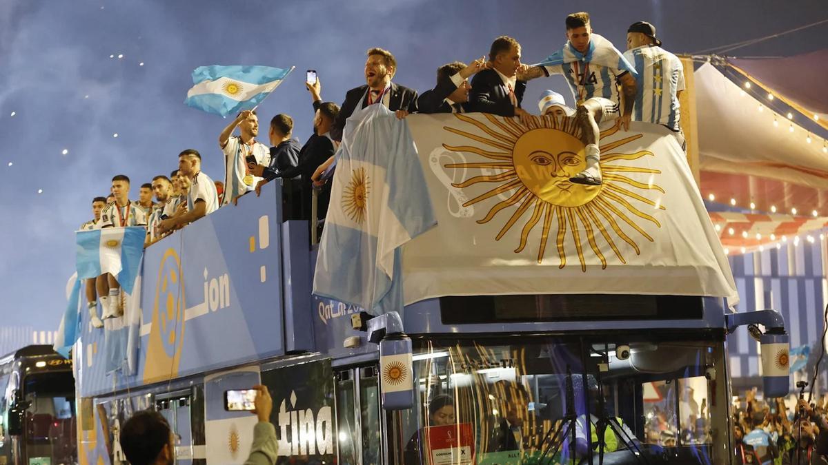 MILLONES DE ARGENTINOS SALEN A LAS CALLES A RECIBIR A LOS CAMPEONES