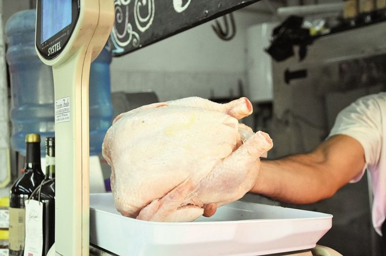 ASEGURAN QUE DESDE ENERO EL POLLO AUMENTÓ UN 100%
