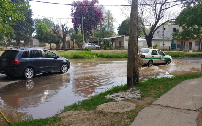 LA PLATA: DENUNCIAN IMPORTANTE PÉRDIDA DE AGUA FRENTE A LA FACULTAD DE INFORMÁTICA