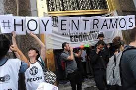 REALIZAN UN RUIDAZO EN EL MINISTERIO DE ECONOMÍA ANTE LOS DESPIDOS MASIVOS