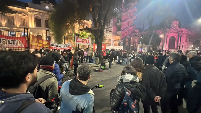 PROTESTA FRENTE AL RECTORADO POR EL ACUERDO DEL GOBIERNO CON LAS UNIVERSIDADES