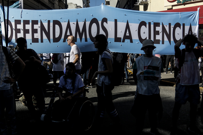 EL GOBIERNO NACIONAL DIO DE BAJA PROGRAMAS DE INVESTIGACIÓN CIENTÍFICA EN LAS UNIVERSIDADES