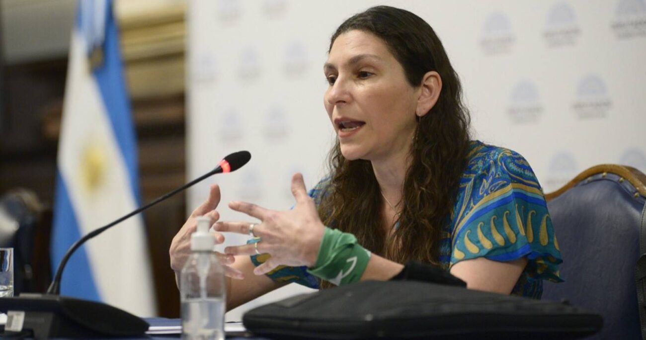 MÓNICA MACHA LANZA UNA GUÍA CONTRA LA VIOLENCIA DE GÉNERO