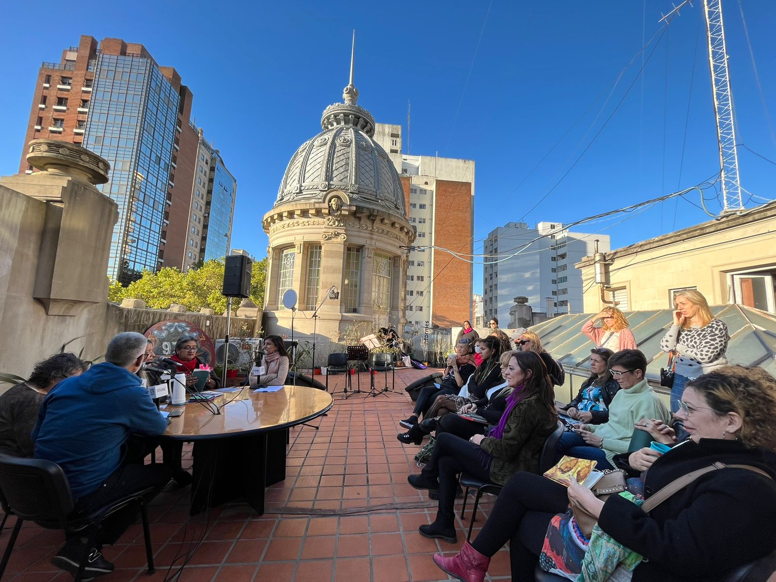 HOMENAJE A LAS POETAS CHARY GUMETA Y ROSA RODRÍGUEZ CANTERO EN LA TERRAZA DE RADIO PROVINCIA.