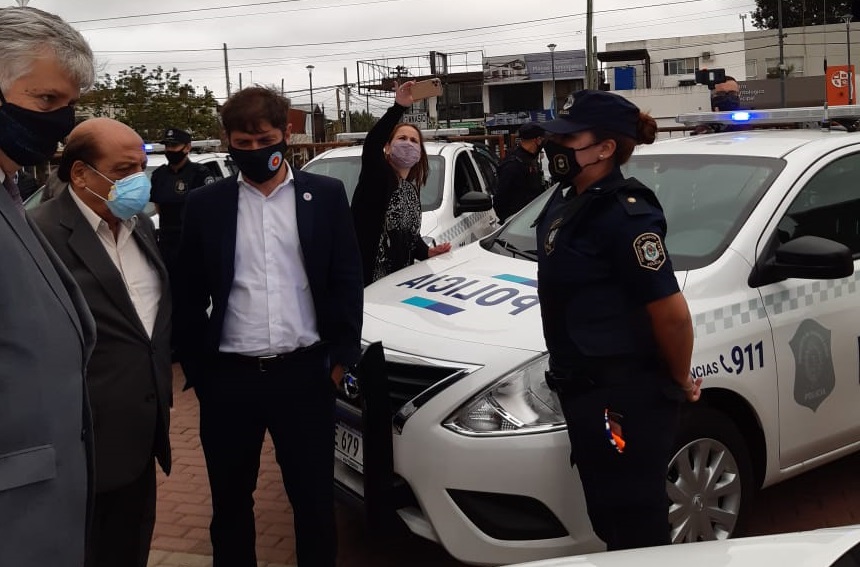KICILLOF ENTREGÓ PATRULLEROS EN  BERAZATEGUI