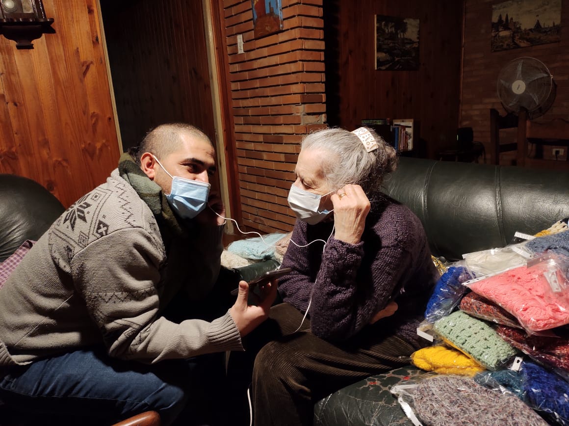 EMILCE, LA ABUELA NO VIDENTE DE TOLOSA QUE TEJE PARA AYUDAR