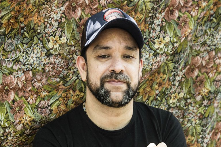 LEO OYOLA RECORRE EL CONURBANO ENTRELAZANDO POESÍA Y CINE