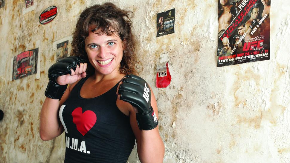 DE ESCRITORA A LAS ARTES MARCIALES MIXTAS Y DE AHÍ A POLICÍAS EN ACCIÓN