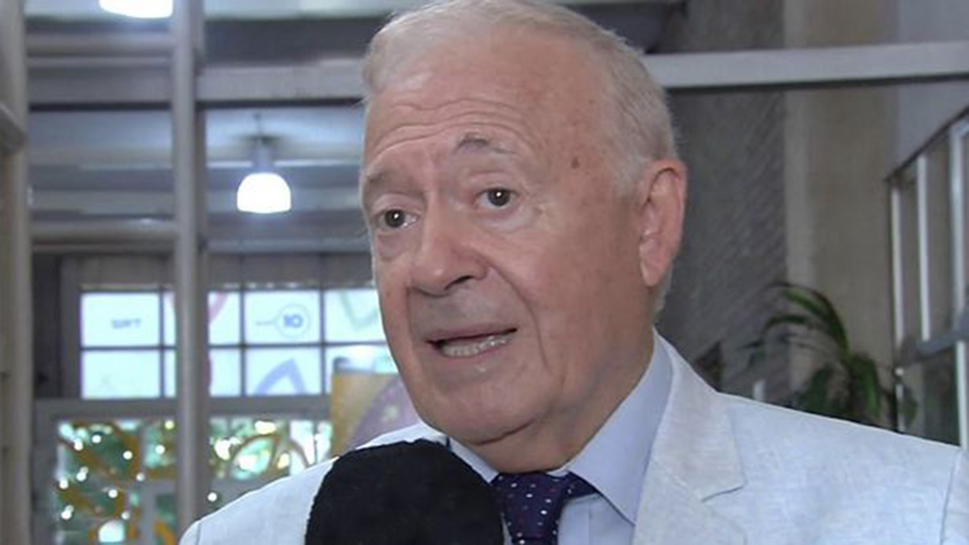 HUGO PIZZI:"LAS VACUNAS SON EL PRINCIPIO DEL FIN"